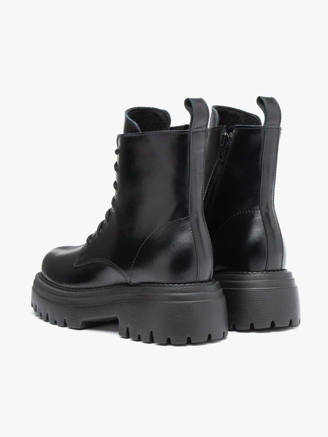 Schwarze Wanderschuhe mit dicker Sohle