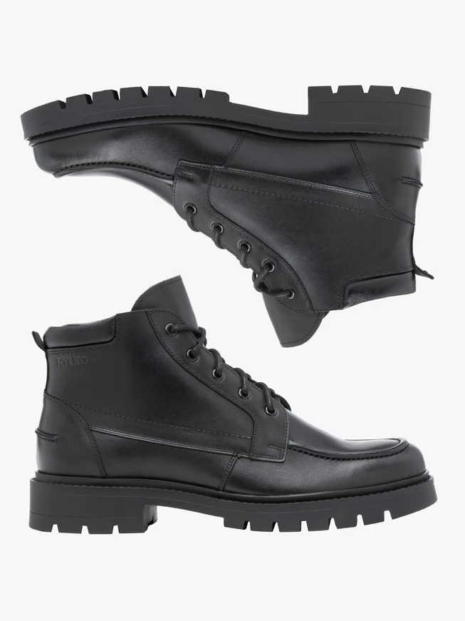Schwarz genarbte Lederstiefel