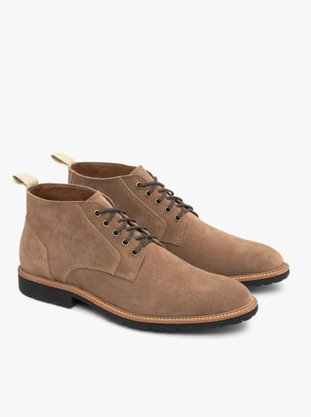 Sandfarbene Schnürstiefel