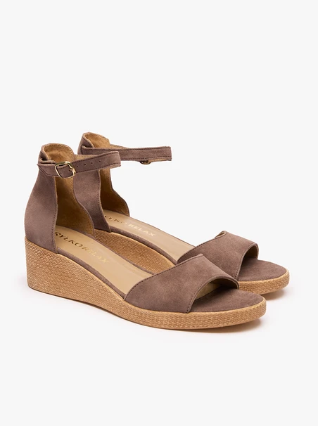 Graue Plateausandalen