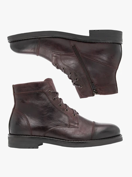 Kastanienbraune isolierte Stiefel