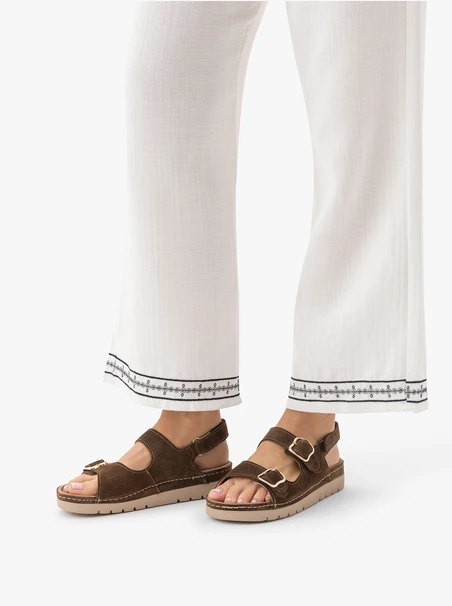 Braune Sandalen mit zwei Klettverschlussriemen