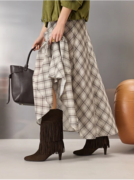 Dunkelbraune Stiefel mit Fransen