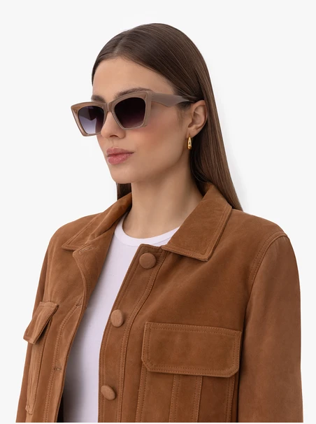 Sonnenbrille mit hellem Gestell und dunklen Gläsern
