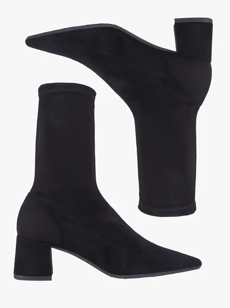 Schwarze, elastische Stiefeletten, die über dem Knöchel enden