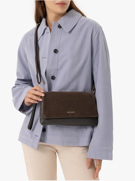 <p>Eine kleine dunkelbraune Handtasche</p>