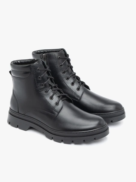 Schwarz genarbte Lederstiefel