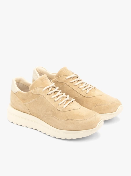 Beigefarbene Turnschuhe mit dickerem Boden