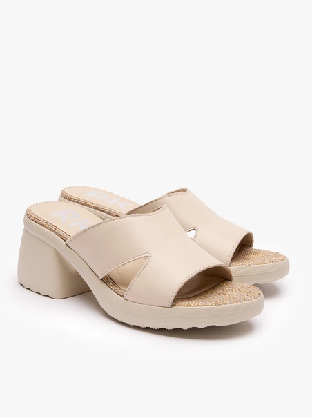 Cremefarbene Flip-Flops mit Absatz und festem Boden