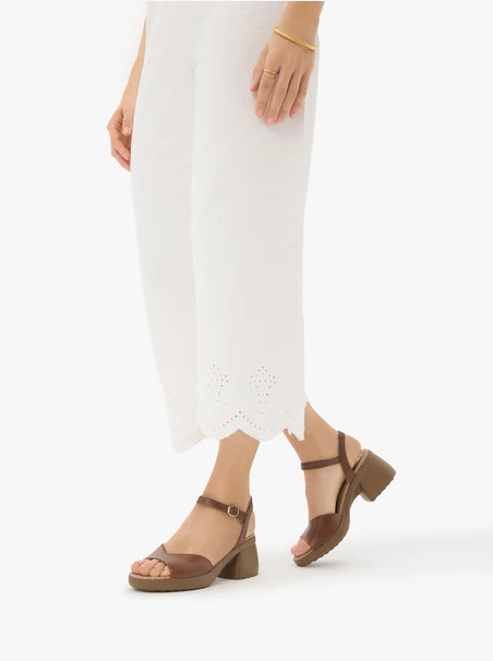 Braune Sandalen mit hohem Absatz