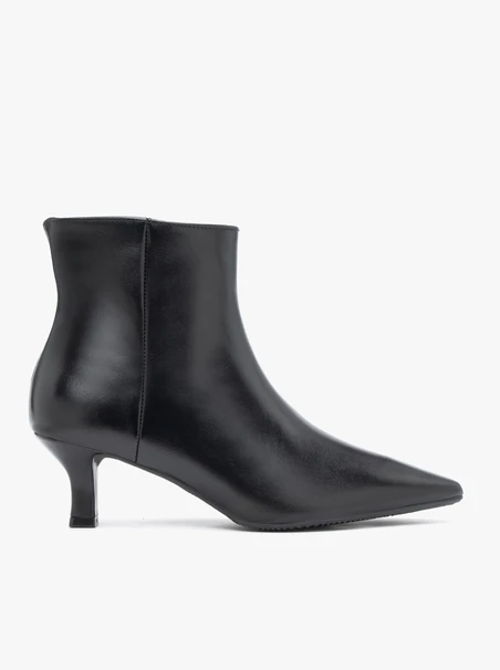 Schwarze Lederstiefel mit Stilettoabsatz