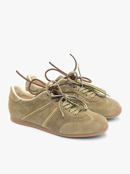 Olivefarbene Sportschuhe
