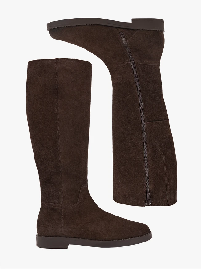 Dunkelbraune Stiefel mit weitem Schaft