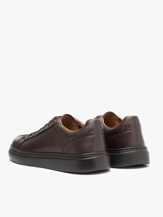 Dunkelbraune Sporthalbschuhe
