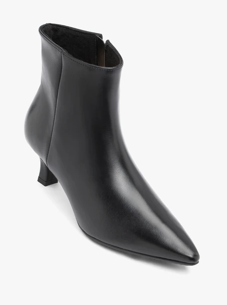 Schwarze Lederstiefel mit Stilettoabsatz
