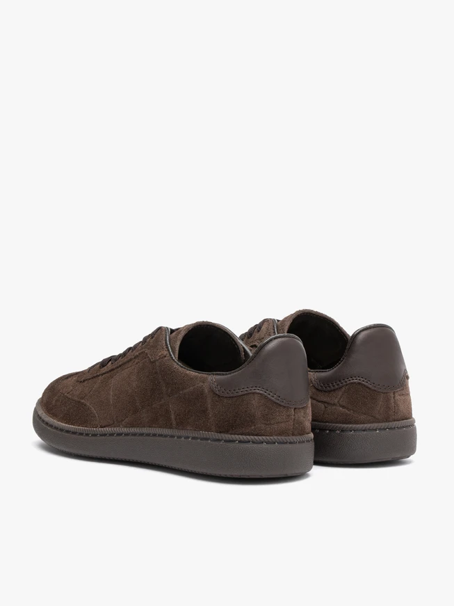 Braune Sporthalbschuhe