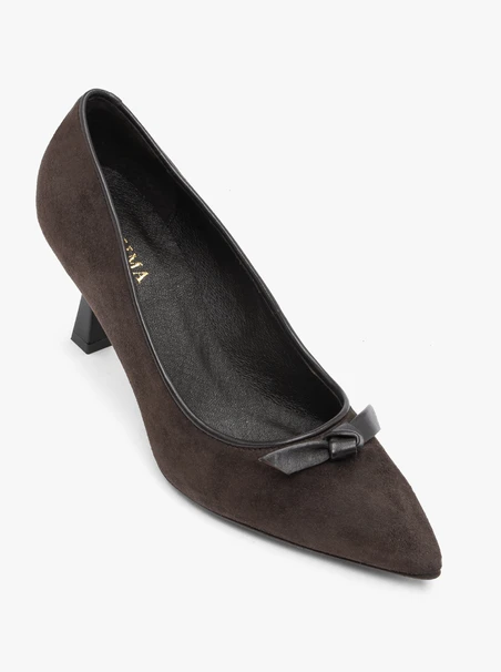Dunkelbraune Pumps mit Schleife