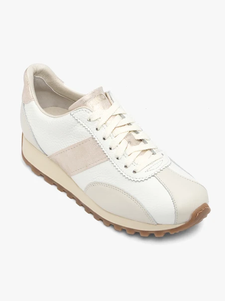Cremefarbene Sportschuhe mit goldenen Streifen