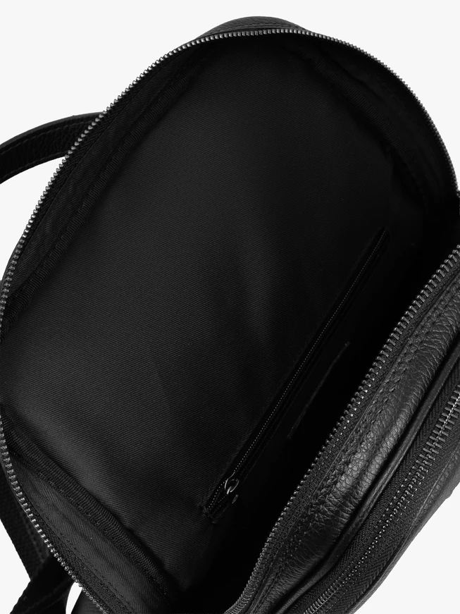 Schwarzer Rucksack aus genarbtem Leder