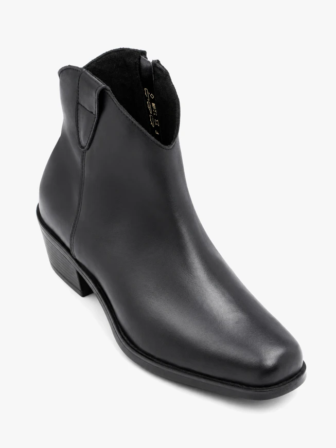 Schwarze hochhackige Stiefel