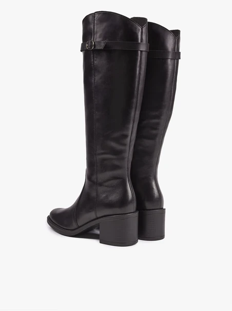 Schwarz genarbte Lederstiefel