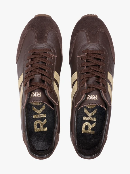 Braune halbe Sportschuhe mit leuchtend gelbem Streifen