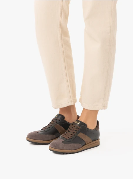 Schwarze und braune Sporthalbschuhe