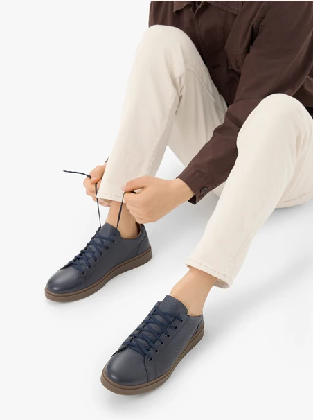 Marineblaue sportliche Halbschuhe