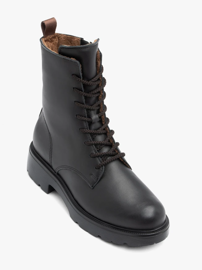 Schwarz genarbte Lederstiefel