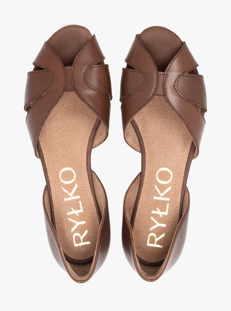 Braune zehenoffene Ballerinas