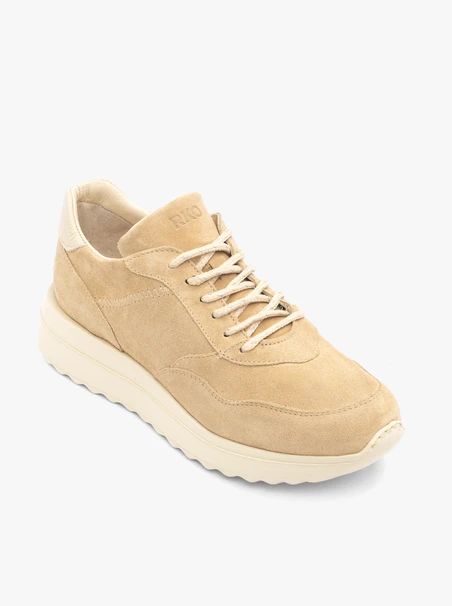 Beigefarbene Turnschuhe mit dickerem Boden