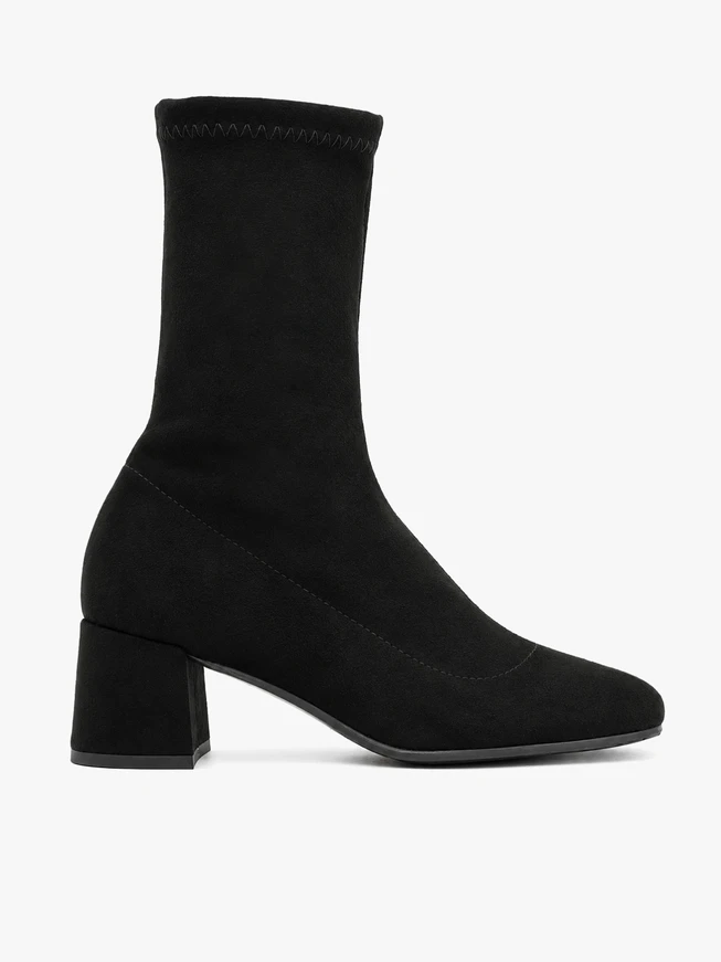 Schwarze, hohe, elastische Stiefeletten