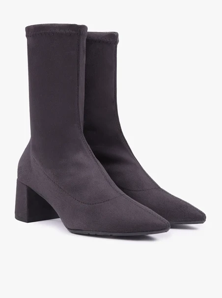 Graue, elastische Stiefeletten, die über dem Knöchel enden