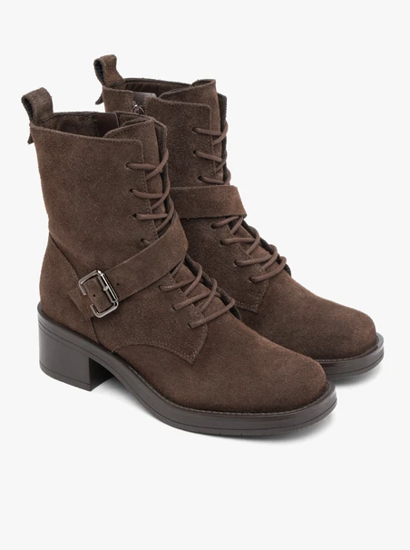Dunkelbraune Stiefel mit Schnalle
