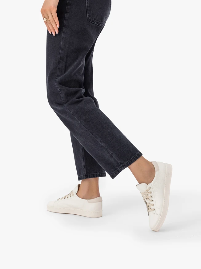 Cremefarbene Turnschuhe aus genarbtem Leder