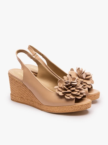 Beigefarbene Sandalen mit Blumenabsätzen