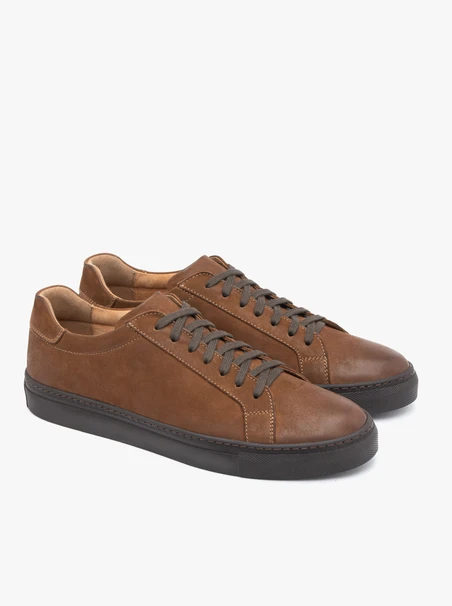 Braune Nubukleder Sporthalbschuhe