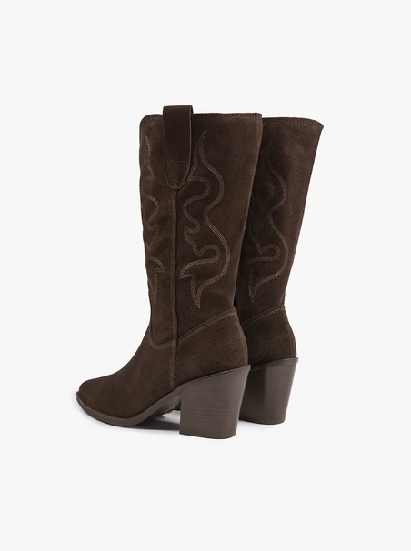 Braune genähte Cowboystiefel