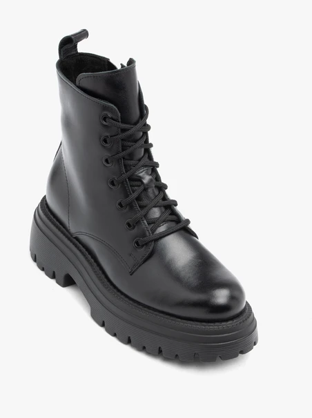 Schwarze Wanderschuhe mit dicker Sohle