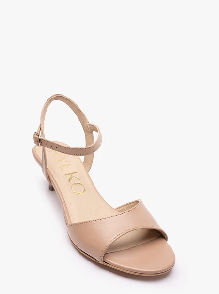 Beigefarbene hochhackige Sandalen