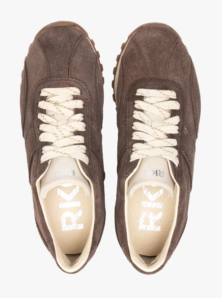 Braune und cremefarbene Sporthalbschuhe