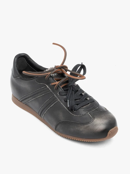 Schwarze, schattierte Sporthalbschuhe