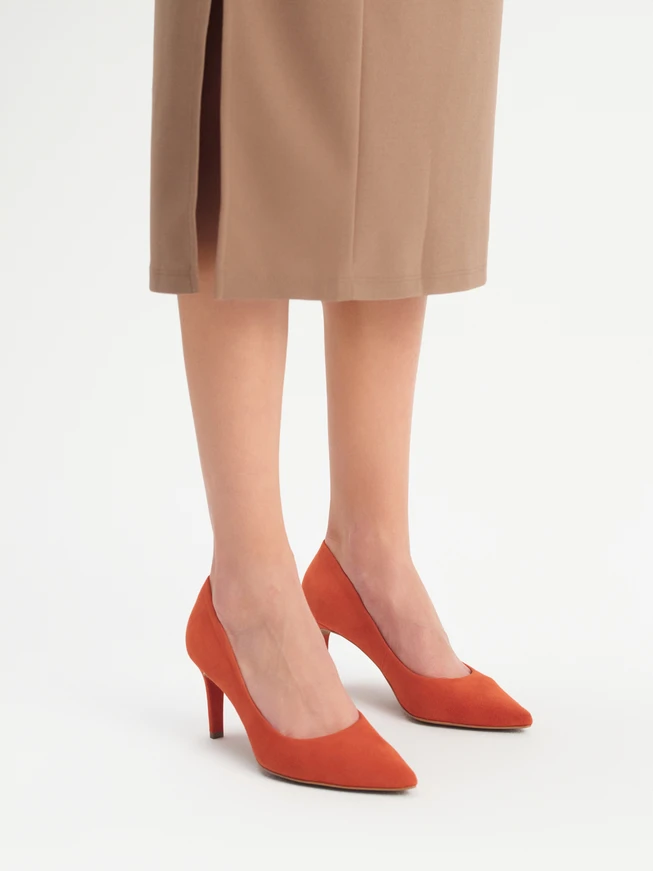 Pumps aus orangefarbenem Veloursleder