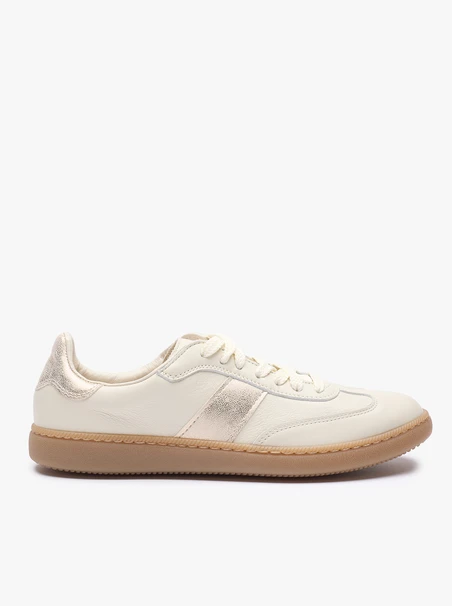 Cremefarbene Sportschuhe mit Platinriemen