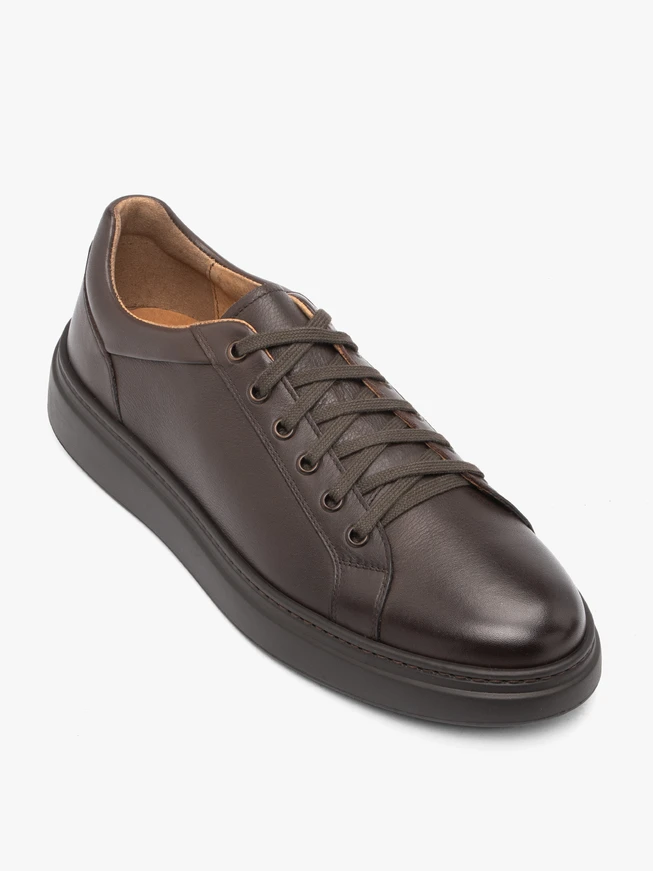 Dunkelbraune Sporthalbschuhe