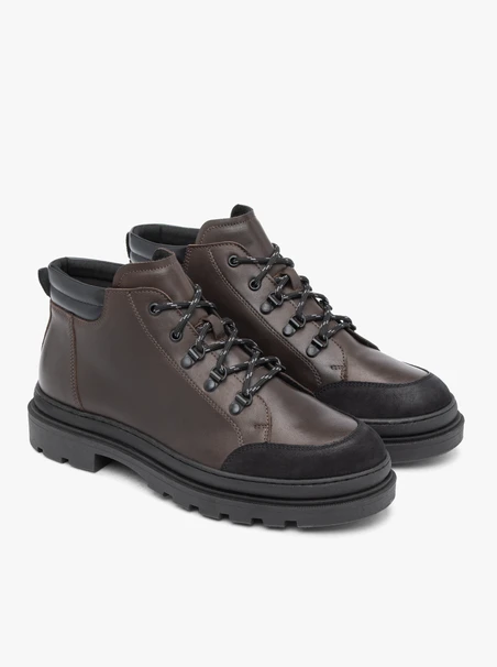 Dunkelbraune Stiefel im Trekking-Stil