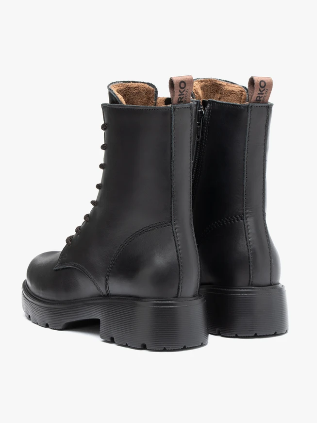 Schwarz genarbte Lederstiefel