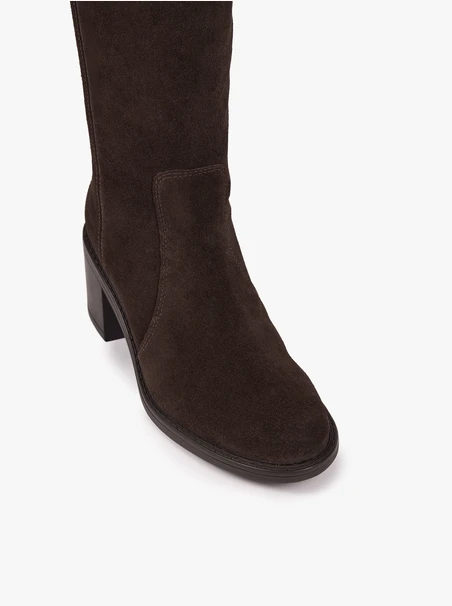 Dunkelbraune Stiefel aus Veloursleder