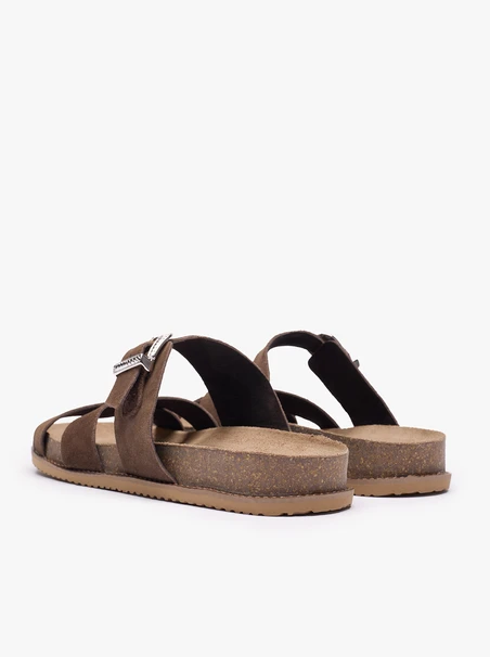 Dunkelbraune Flip-Flops mit dekorativen Schnallenverzierungen