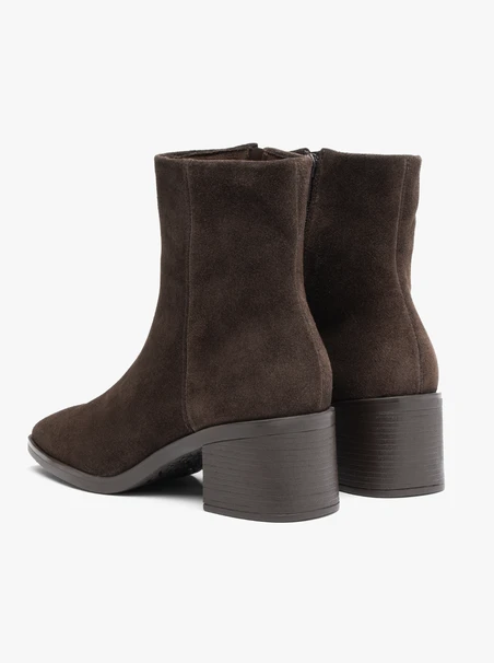 Dunkelbraune Velourstiefel